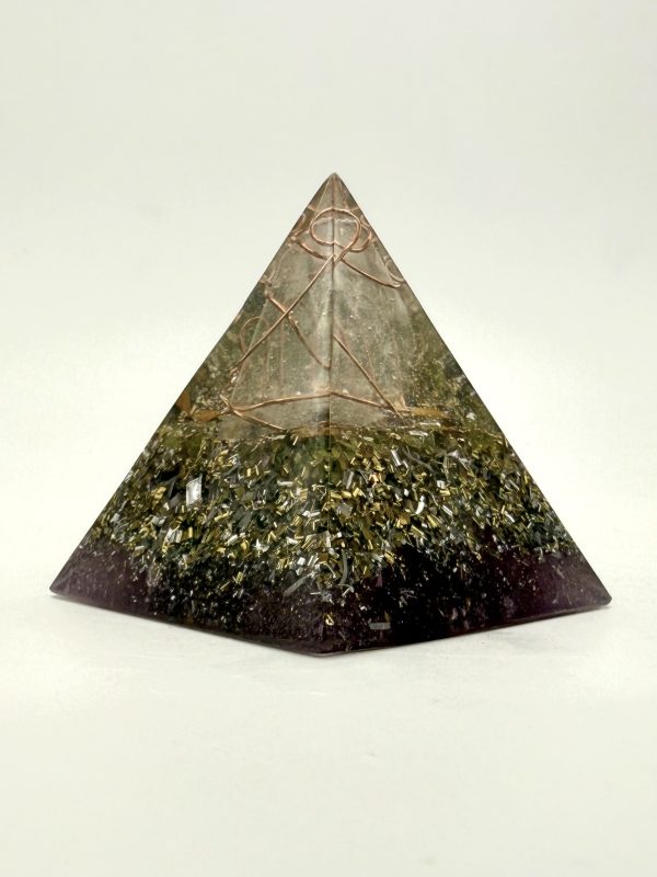Piramide L Divine Protector
